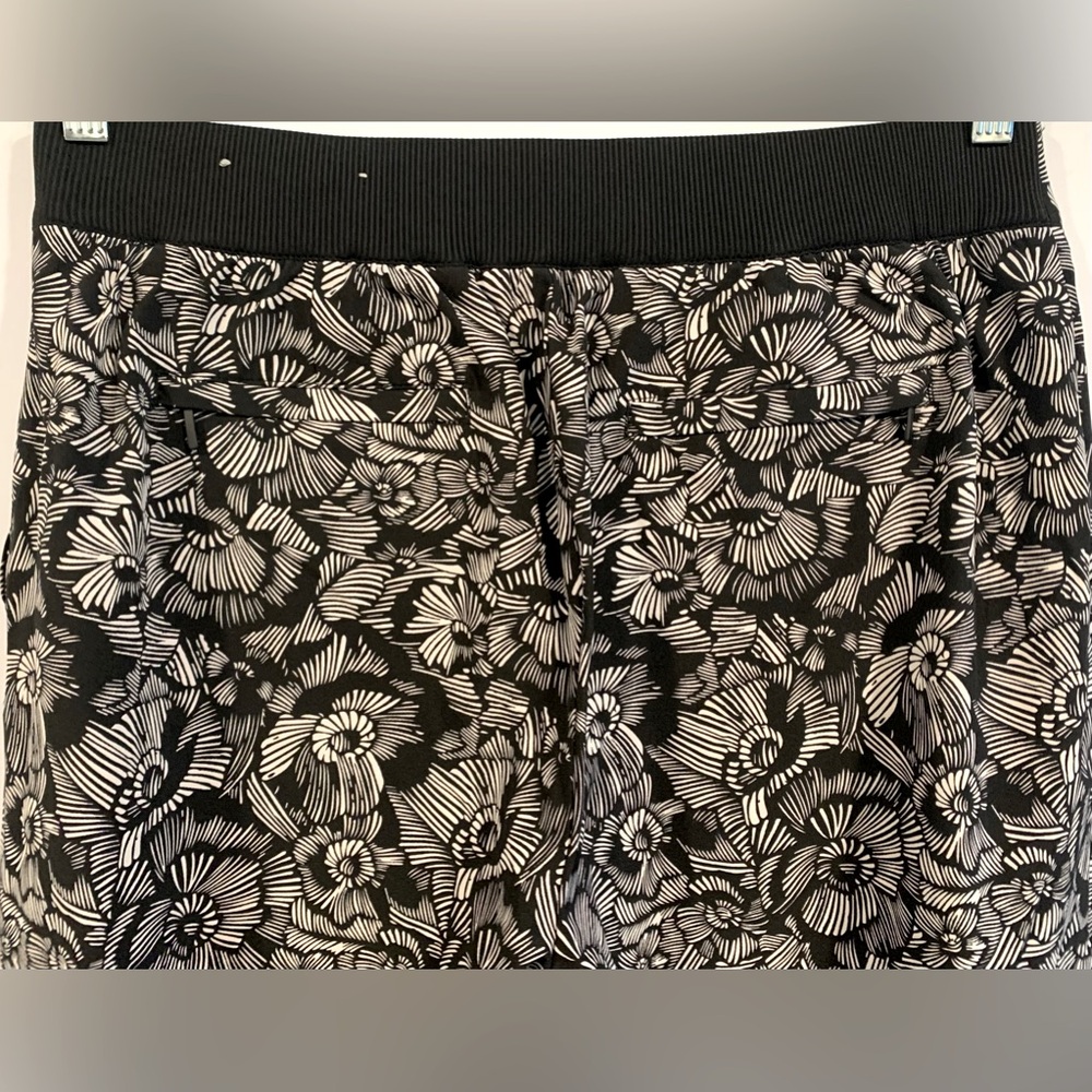 Excellent Condition, Soft Surroundings “Go Lively” Floral Cargo Pant, Sz Medium - Picture 6 of 9